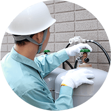 ガス交換をする男性の画像